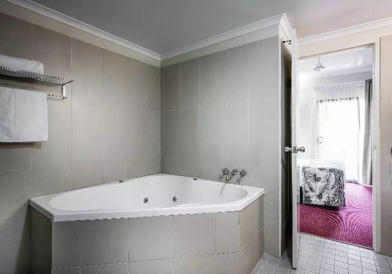 اتاق سوپریور با تخت دو نفره بزرگ, Mercure Darwin Airport Resort