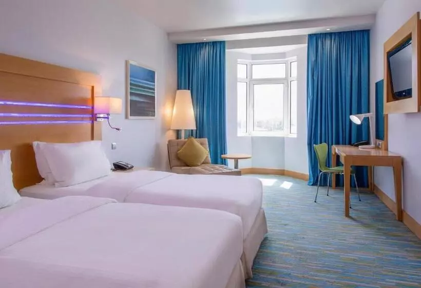プールの見えるスーペリアルーム, Radisson Blu Hotel, Muscat