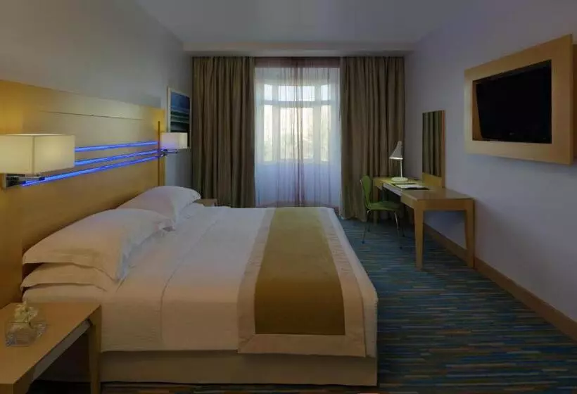プールの見えるスーペリアルーム, Radisson Blu Hotel, Muscat