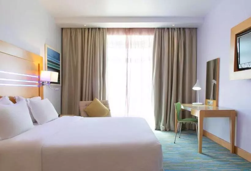 プールの見えるスーペリアルーム, Radisson Blu Hotel, Muscat
