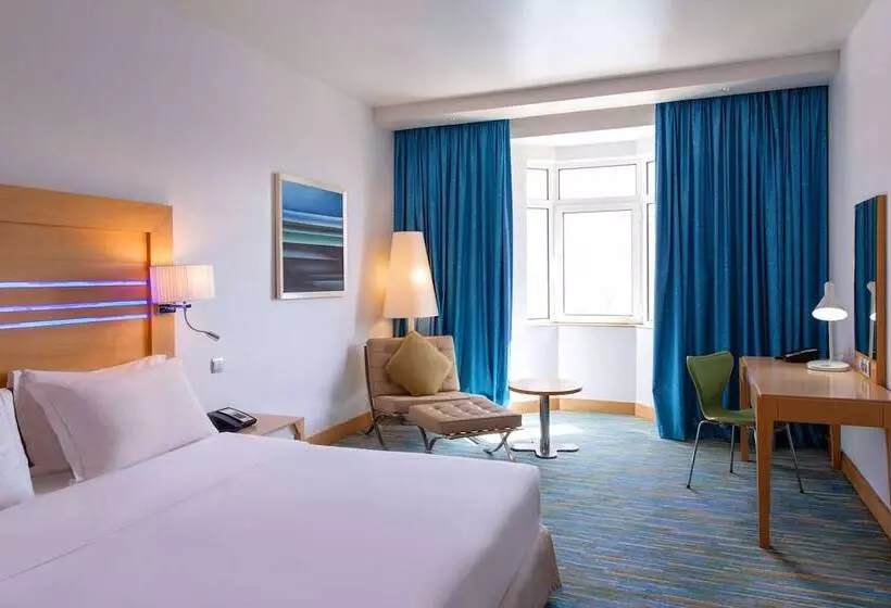 プールの見えるスーペリアルーム, Radisson Blu Hotel, Muscat