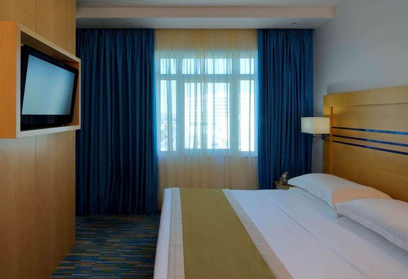 اتاق سوپریور با چشمانداز استخر, Radisson Blu Hotel, Muscat