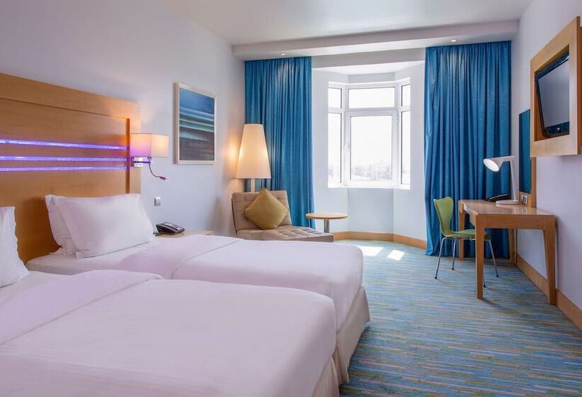 اتاق سوپریور با چشمانداز استخر, Radisson Blu Hotel, Muscat