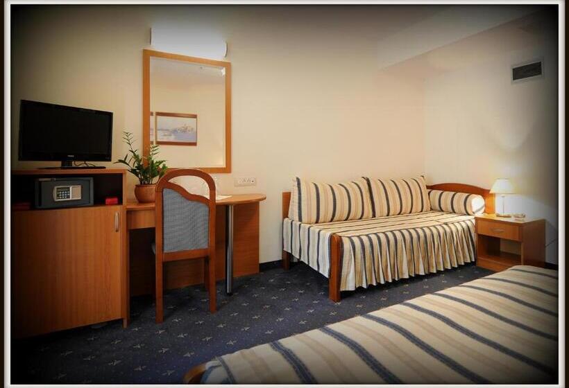 标准间带山景, Rosina