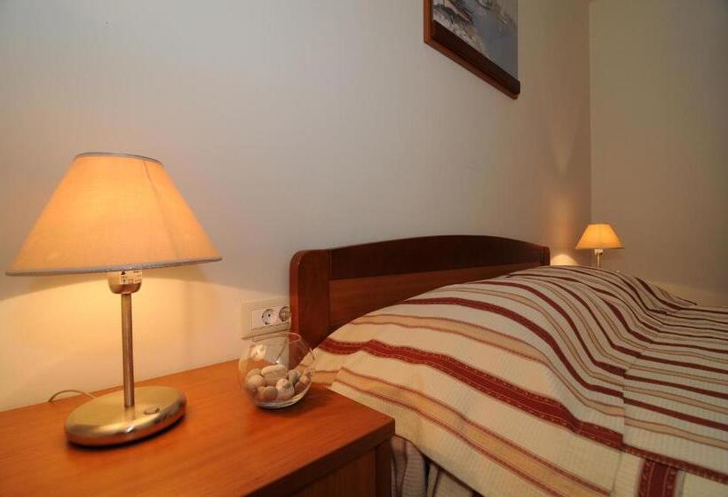 标准间带山景, Rosina