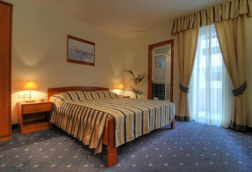 标准间带山景, Rosina