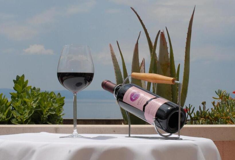 家庭海景房, Rosina