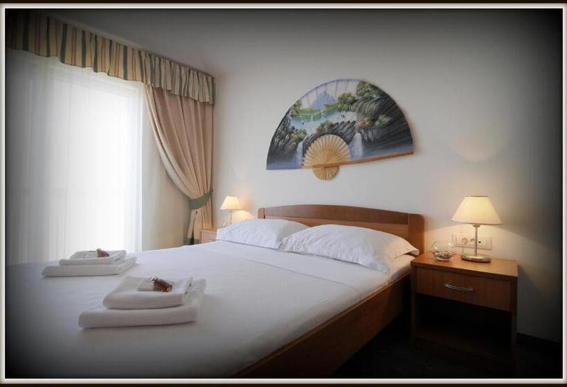 家庭海景房, Rosina