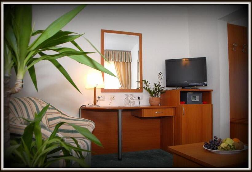 家庭海景房, Rosina