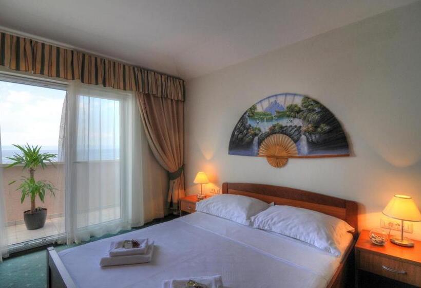 家庭海景房, Rosina