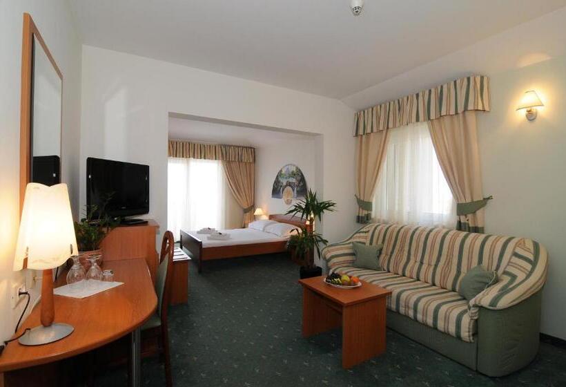 家庭海景房, Rosina