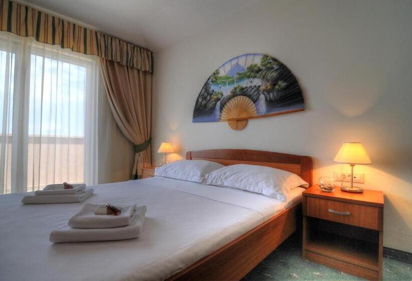 家庭海景房, Rosina