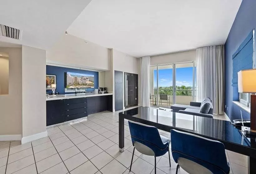 سوییت با چشم‌انداز دریا, The Sagamore Hotel South Beach