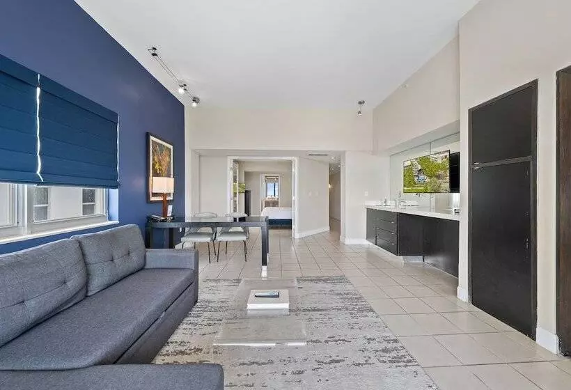 سوییت با چشم‌انداز دریا, The Sagamore Hotel South Beach
