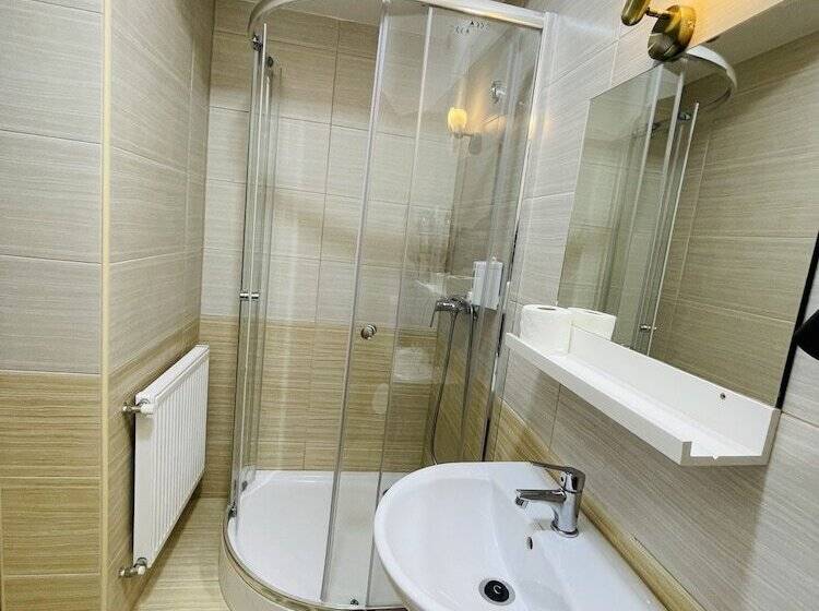 غرفة قياسية ثلاثية, Easy Star