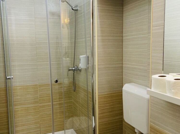 غرفة قياسية ثلاثية, Easy Star