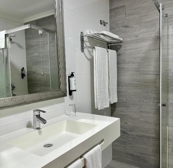 חדר אקונומי לשלושה, Europeia