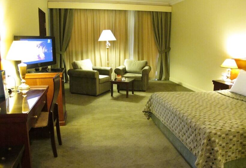 اتاق خانوادگی, Grand Pyramids