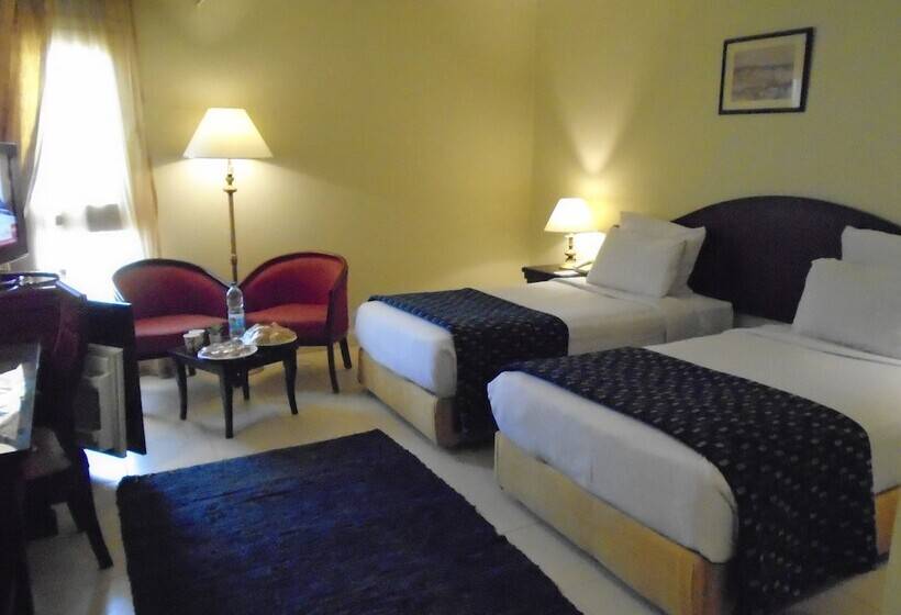 اتاق اکونومی, Grand Pyramids