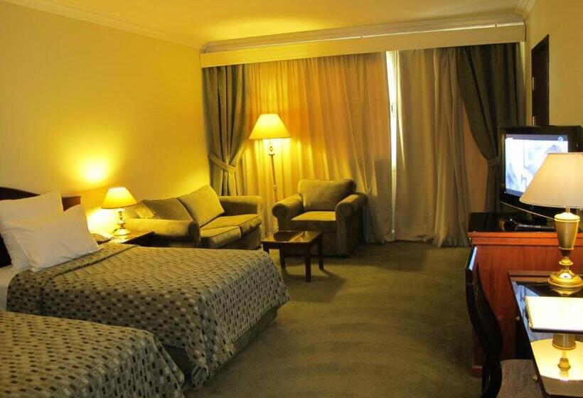 اتاق خانوادگی, Grand Pyramids