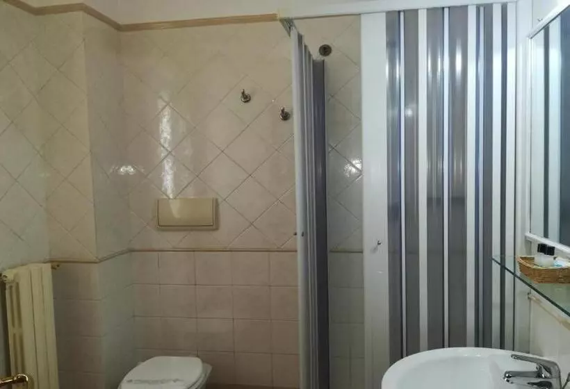 Standard Kolmen Hengen Huone, Leopardi
