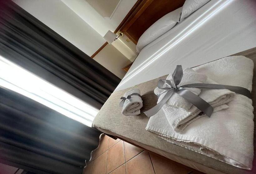 חדר סטנדרט לשלושה, Leopardi