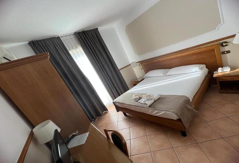 חדר סטנדרט לשלושה, Leopardi