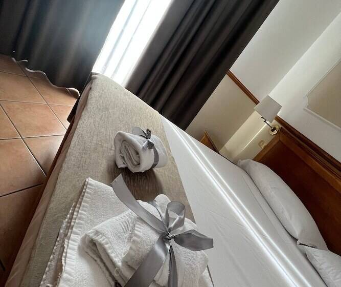 חדר סטנדרט לשלושה, Leopardi