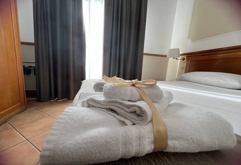 חדר סטנדרט לשלושה, Leopardi