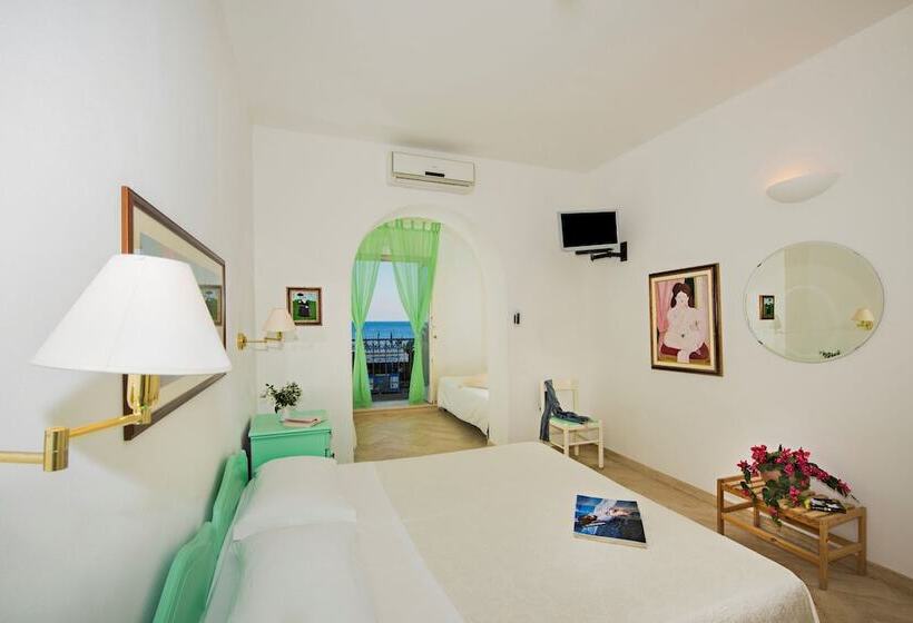 オーシャンビューのスーペリアトリプルルーム, Ossidiana Stromboli Center