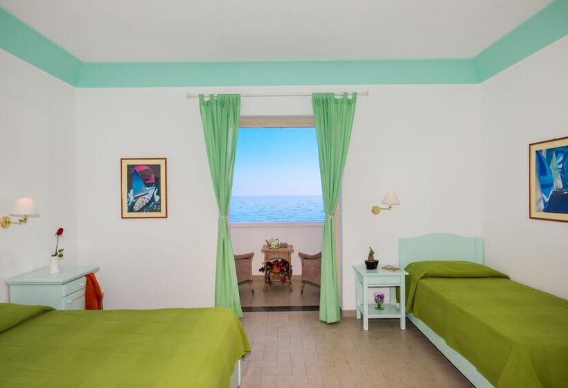 オーシャンビューのデラックストリプルルーム, Ossidiana Stromboli Center