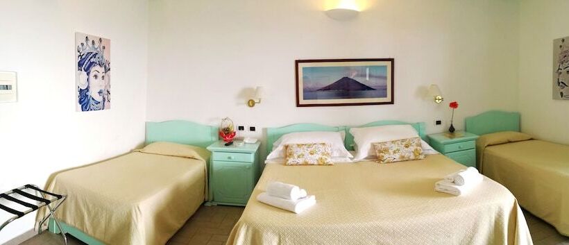 景色の見えるトリプルスタンダードルーム, Ossidiana Stromboli Center