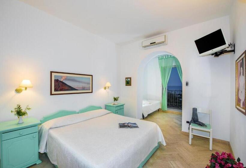 オーシャンビューのスーペリアトリプルルーム, Ossidiana Stromboli Center