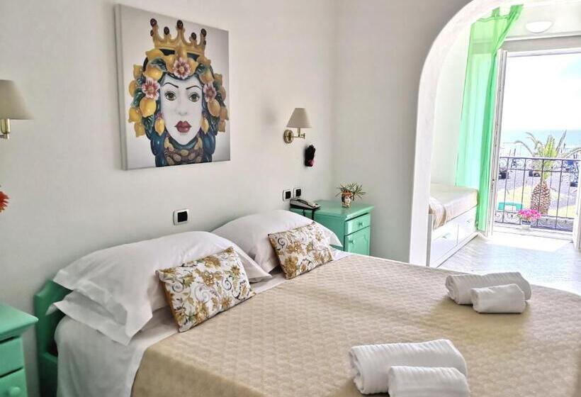 オーシャンビューのスーペリアトリプルルーム, Ossidiana Stromboli Center