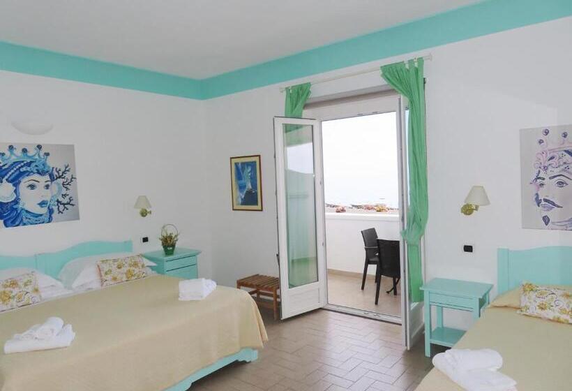 オーシャンビューのデラックストリプルルーム, Ossidiana Stromboli Center