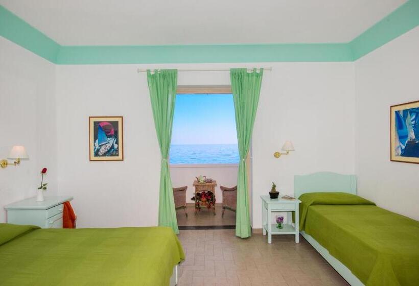 オーシャンビューのデラックストリプルルーム, Ossidiana Stromboli Center