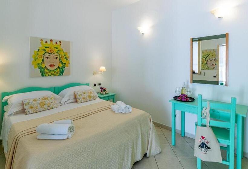 景色の見えるトリプルスタンダードルーム, Ossidiana Stromboli Center