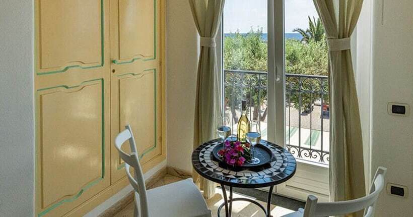 オーシャンビュースーペリアールーム, Ossidiana Stromboli Center