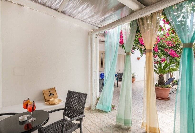 景色の見えるトリプルスタンダードルーム, Ossidiana Stromboli Center