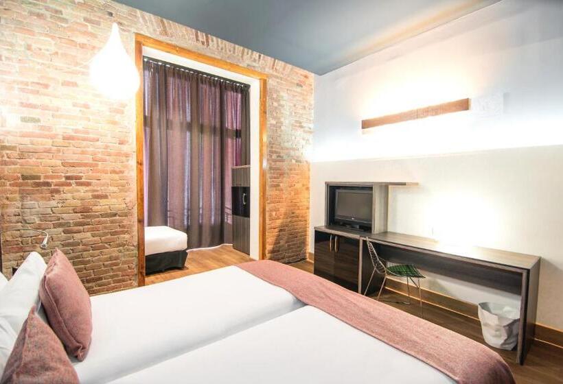 اتاق استاندارد سه نفره, Petit Palace Museum