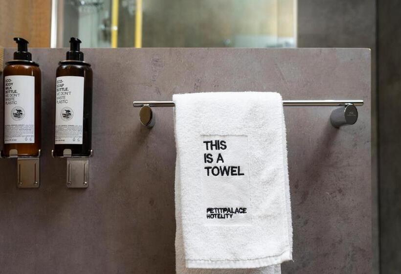 اتاق پنجتخته استاندارد, Petit Palace Museum