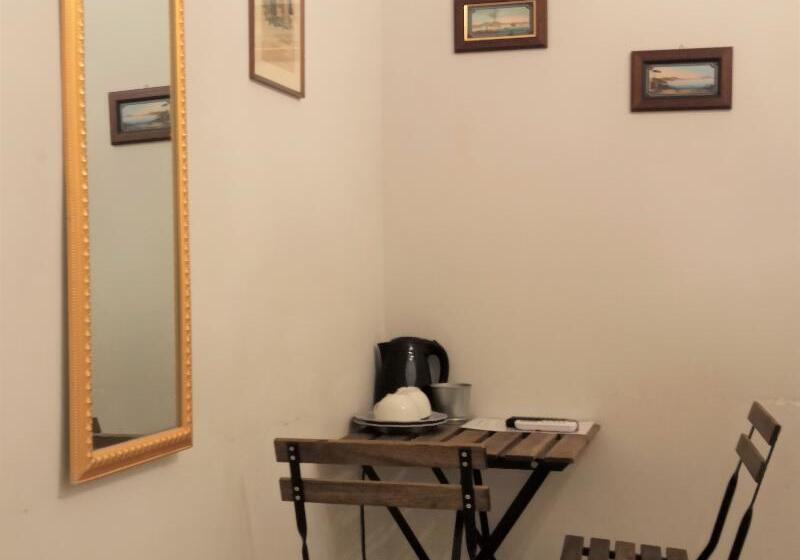 اتاق اکونومی, B&b Dei Decumani