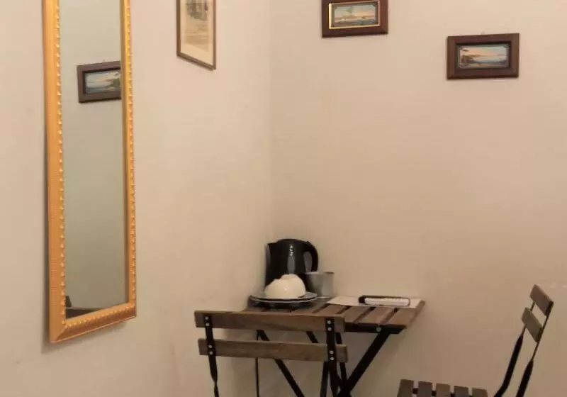 اتاق اکونومی, B&b Dei Decumani