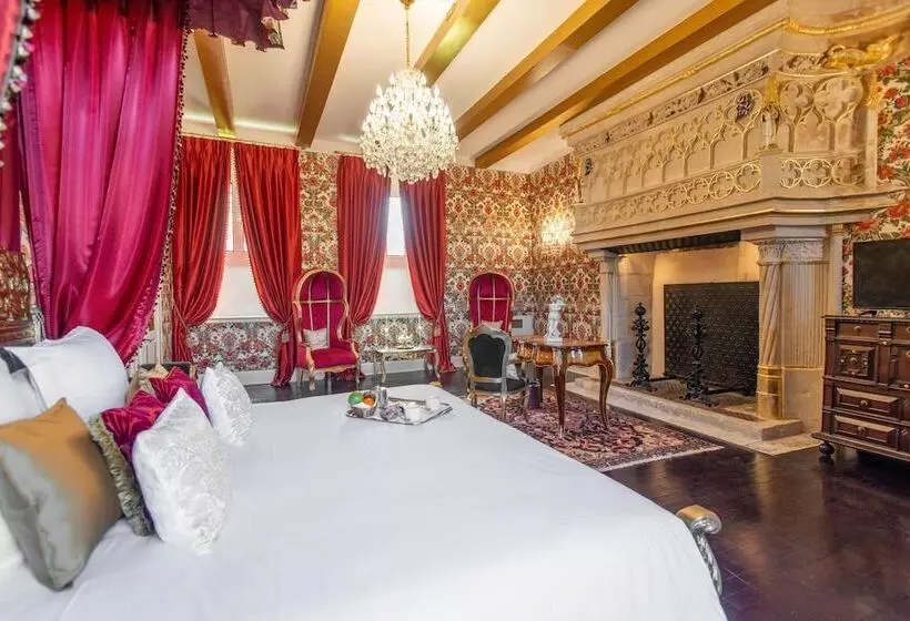 Suite, Chateau Le Prieure Saumur  La Maison Younan