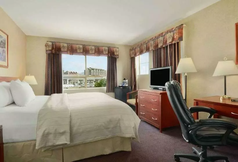 キングサイズベッドのスタンダードルーム, Days Inn By Wyndham Vancouver Airport