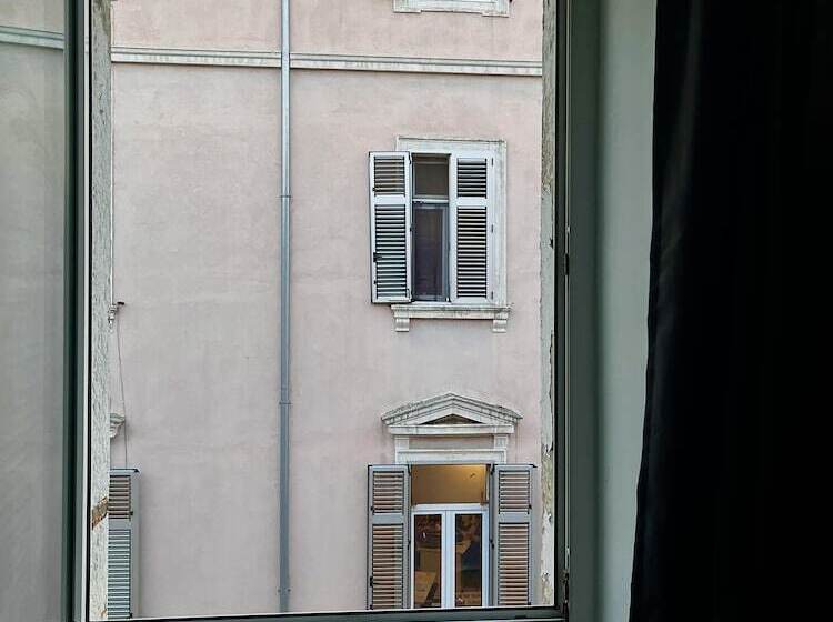 Трехместный Номер Deluxe, Galija