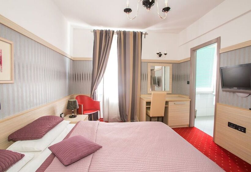 디럭스 트리플 룸, Galija