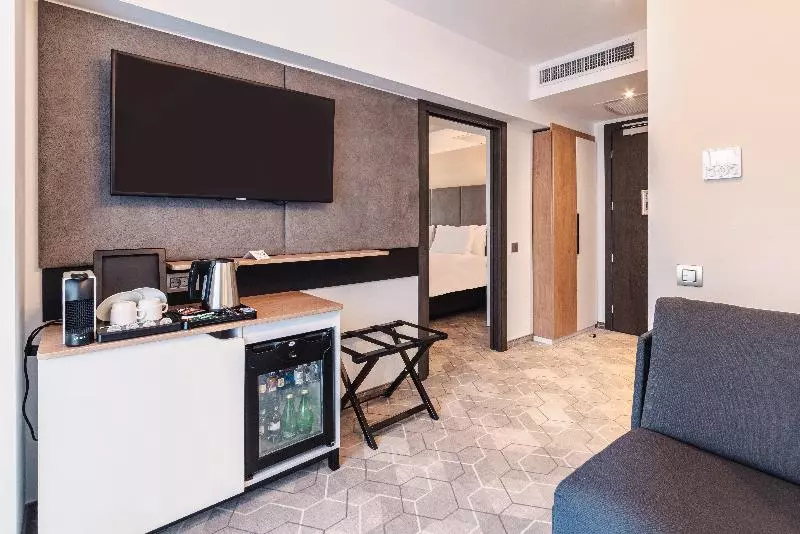 キングサイズベッドのスイートルーム, Holiday Inn Bucharest   Times, An Ihg