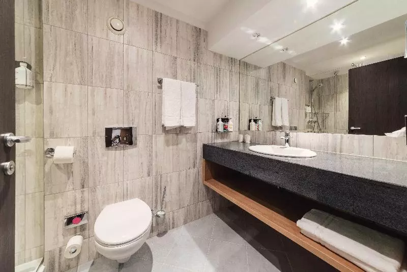 キングサイズベッドのスイートルーム, Holiday Inn Bucharest   Times, An Ihg