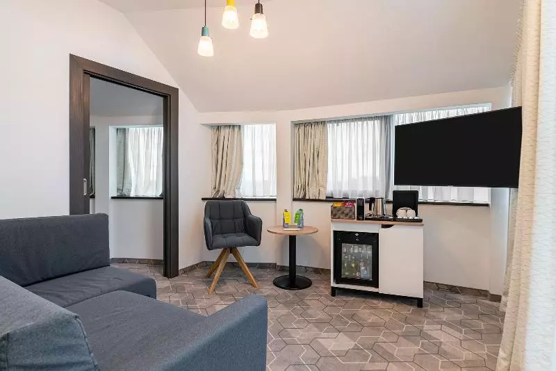 キングサイズベッドのスイートルーム, Holiday Inn Bucharest   Times, An Ihg